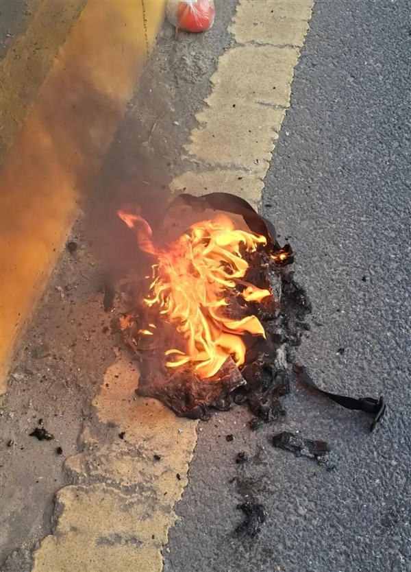 重庆时时彩:开车途中砰的一声炸了!罗马仕充电宝再现爆燃:市监部门回应